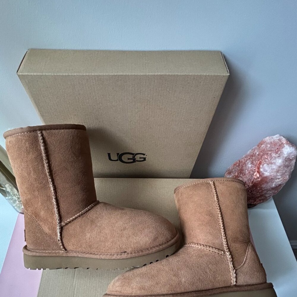 NWT Ugg Women's Classic Short II - Picture 11 of 13
